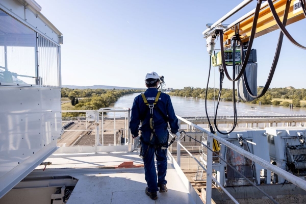 Homme avec ses EPI sur une grue